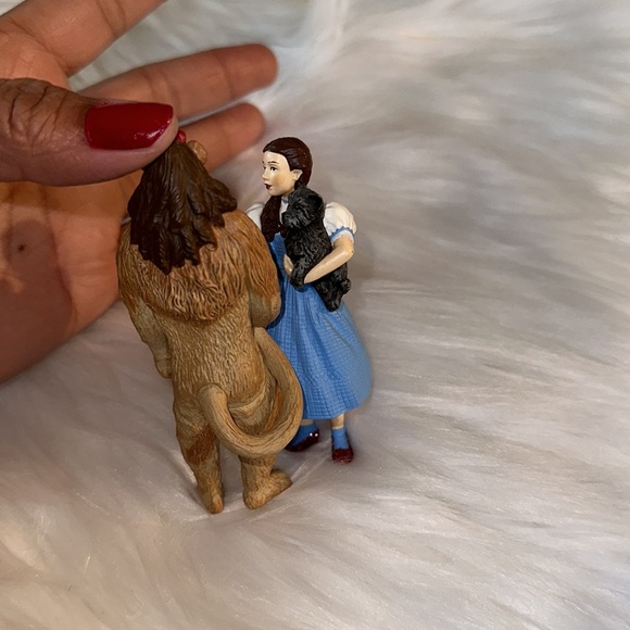 Hallmark 2004 Dorothy and Cowardly Lion Ornament - Picture 2 of 4